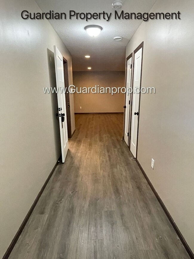 Building Photo - Lakeville, Middle Unit Town Home, 2.5 Bath...