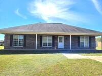Building Photo - 3 bedroom/ 2 Bath.... Move In Ready!!!!