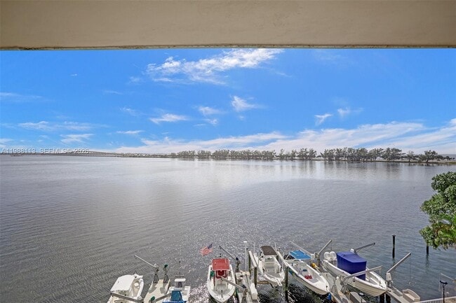 Building Photo - 2201 Brickell Ave