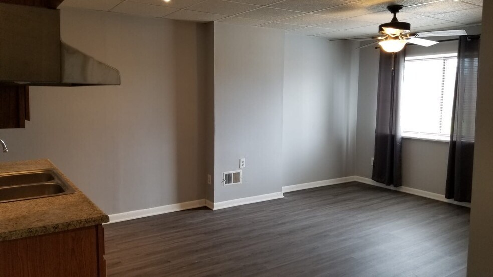 Click on picture to open full scale. Livingroom/Kitchen combo room - 424 Waddell Ave