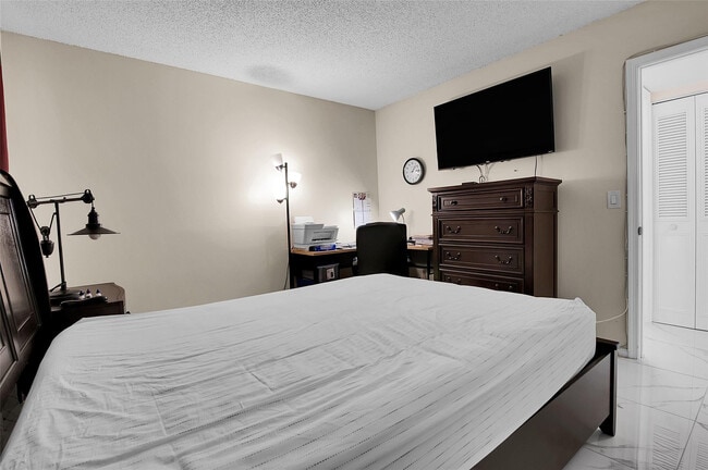 Building Photo - 260 NW 76th Ave