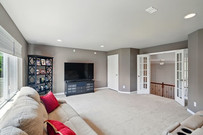 Building Photo - Five Bedroom House in Deerfield Township!