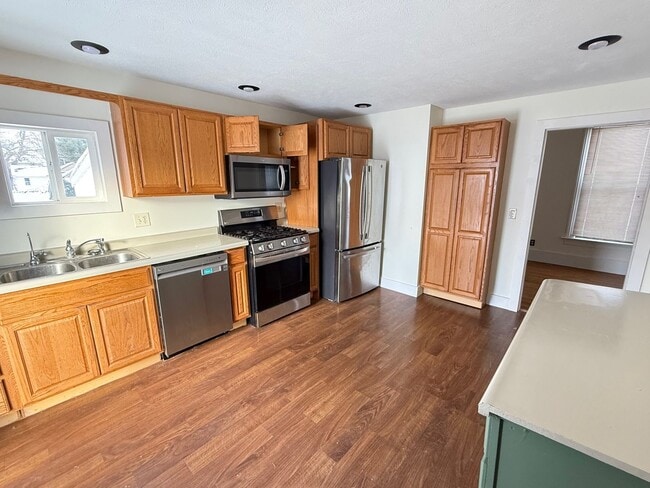 Building Photo - Large 4 BR house in Heyworth