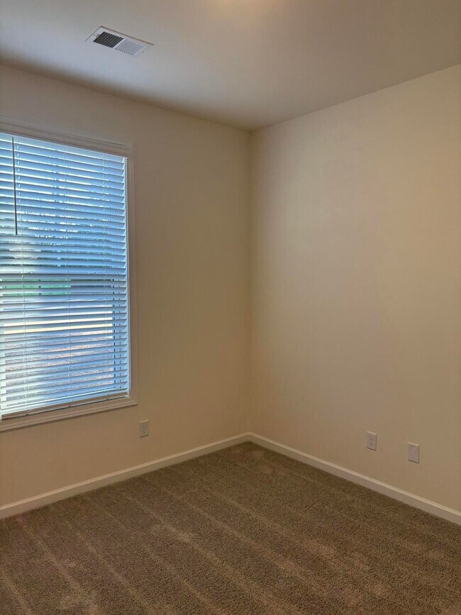 Building Photo - 372 Acorn St