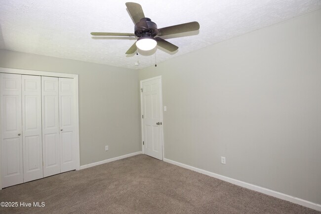 Building Photo - 906 N Glenwood Trail