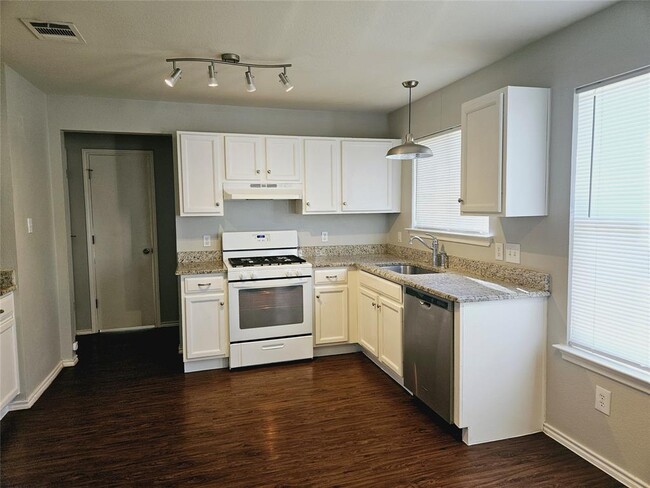 Building Photo - 650 Goldenrod St