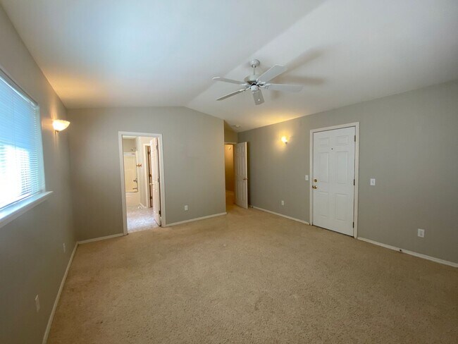 Building Photo - Spacious 2 Bedroom + office! Large yard!  ...