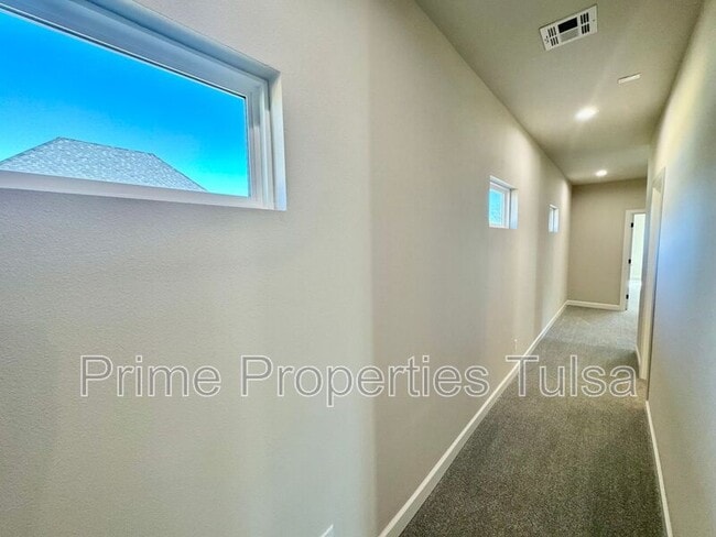 Building Photo - 1022 E Delmar Pl