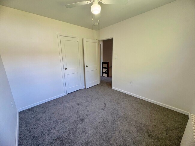 Building Photo - 2 Bedroom 1 Bathroom Townhome Available in Lancaster!