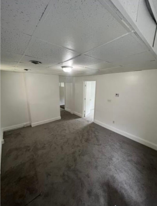 Building Photo - Expansive East End Townhome! Large Bedroom...