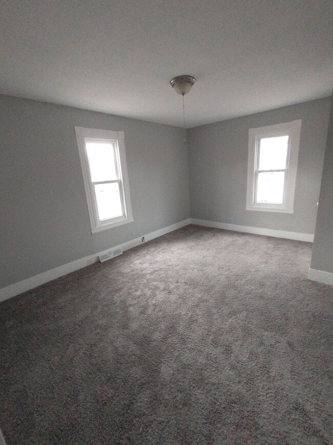 Building Photo - 68 Lyons St