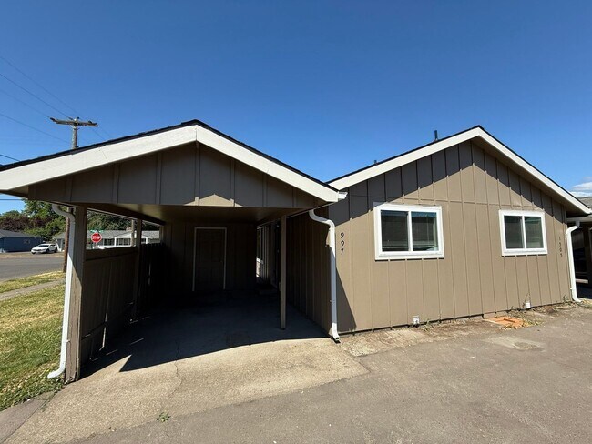 Building Photo - 997 NW Hayes Ave