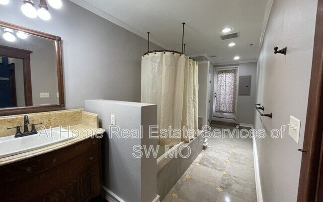 Building Photo - 109 Park Central Square