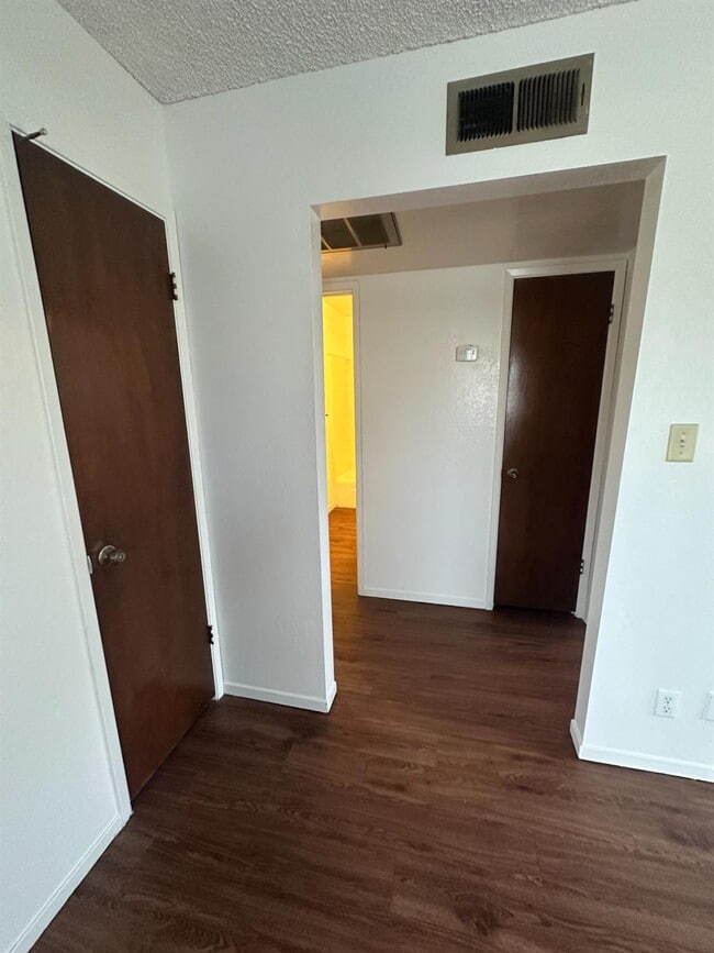 Building Photo - 220 Pollasky Ave