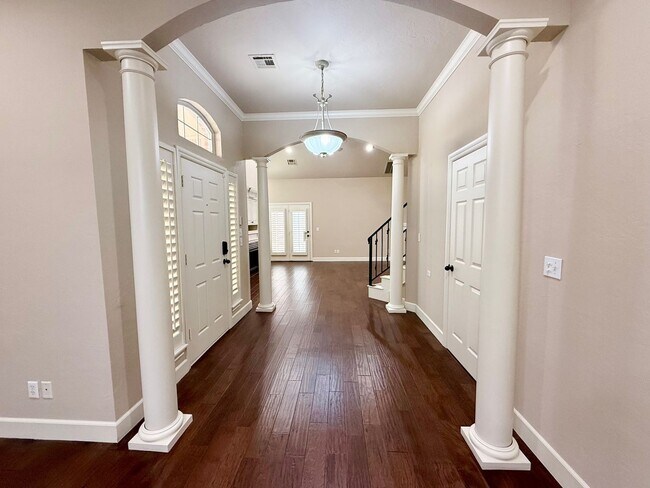 Building Photo - Fantastic Location, Fantastic Exec Home