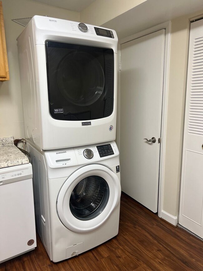 Building Photo - 2 BEDROOM 2 BATH CONDO WITH ALL UTILITIES ...
