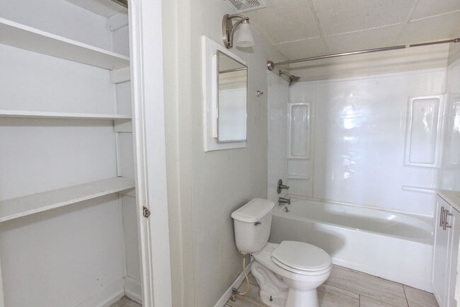 Building Photo - 701 E 14th St