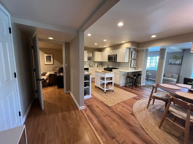 Building Photo - Carriage House