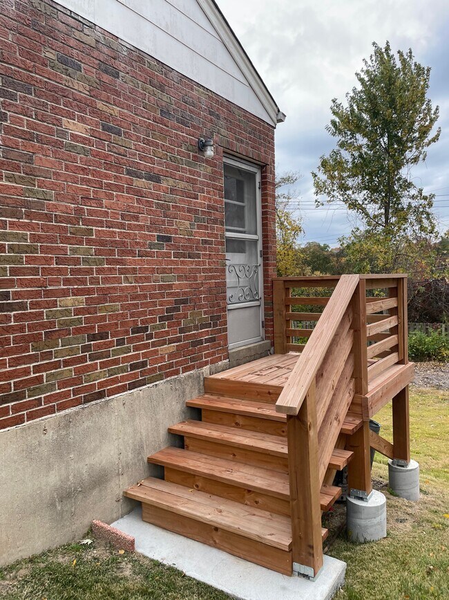 Side porch - 9404 High Hill Ct