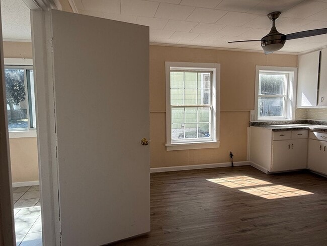 Building Photo - 1st FL BEDROOMS, 1ST FL LAUNDRY. MOVE-IN R...