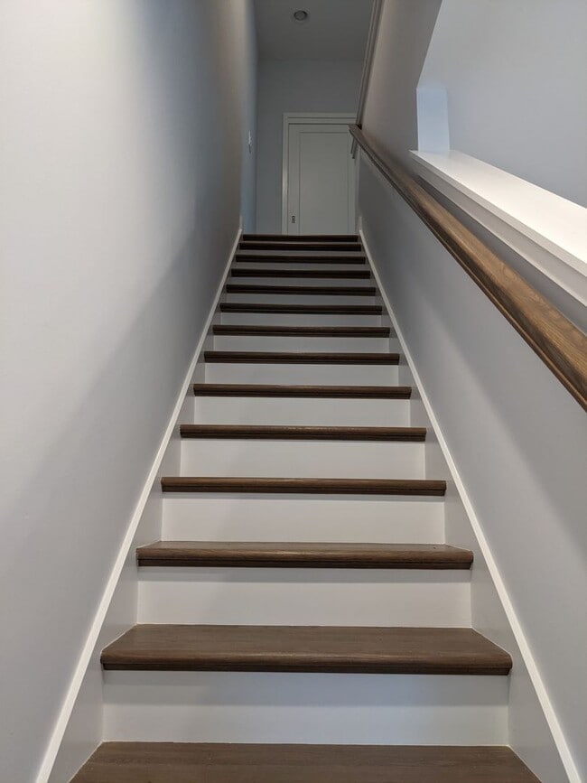 Building Photo - Black Mountain Townhouse Rental