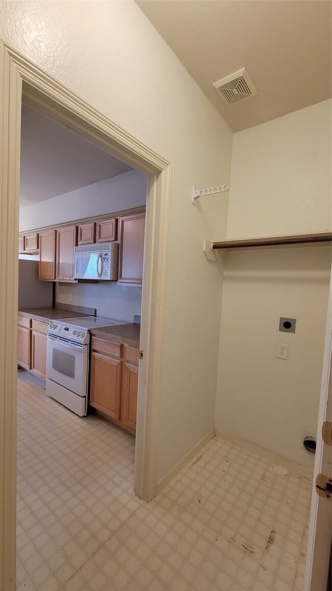 Building Photo - 13272 Skyline Dr