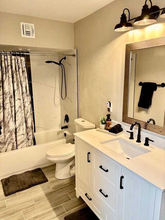 Building Photo - Three bedroom, Two bath