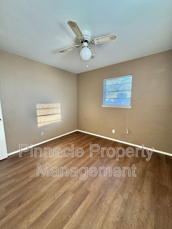 Building Photo - 247 Robin Hood Trail