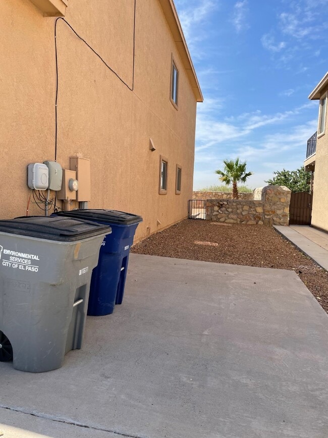 Building Photo - 12960 Cozy Cove Ave