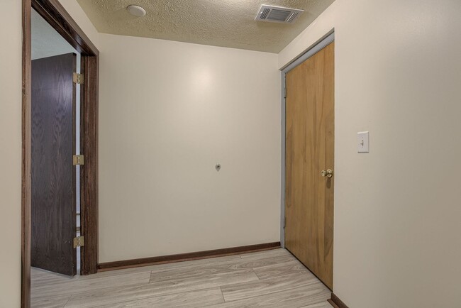 Building Photo - 1230 Cole Creek Dr