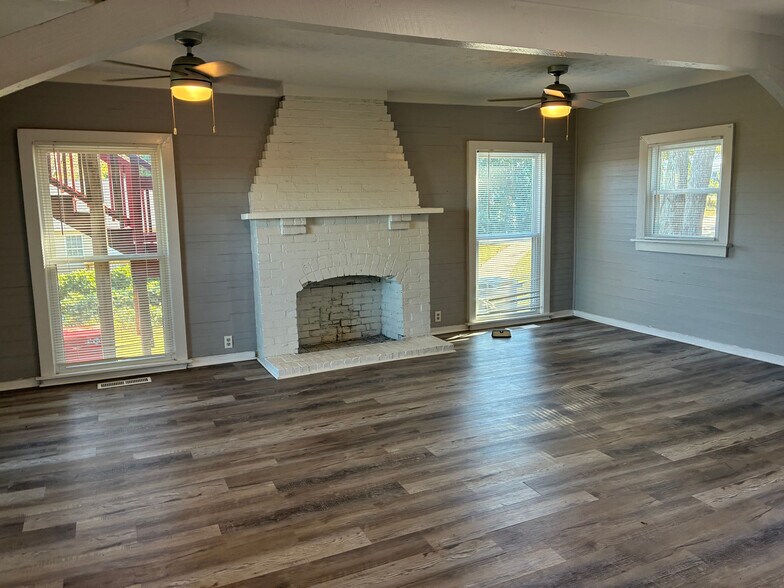 Building Photo - Room in Duplex on W Strickland St