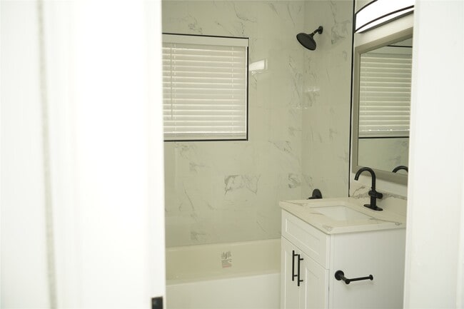 Building Photo - 2516 Isabella St