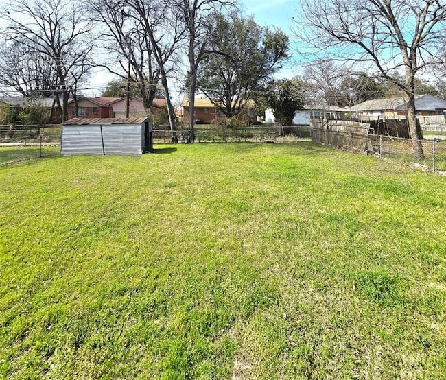 Building Photo - 12121 Hoblitzelle Dr