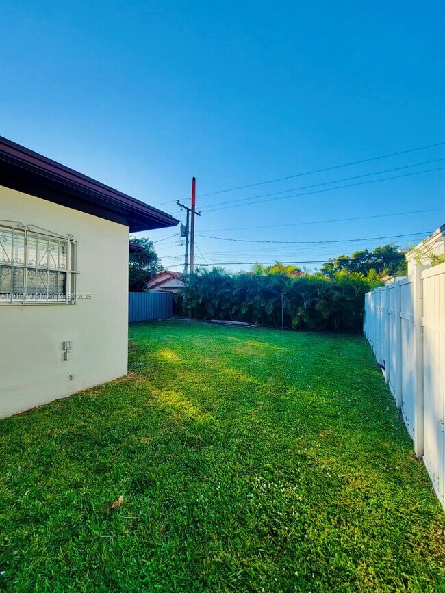 Building Photo - 3690 SW 24th St