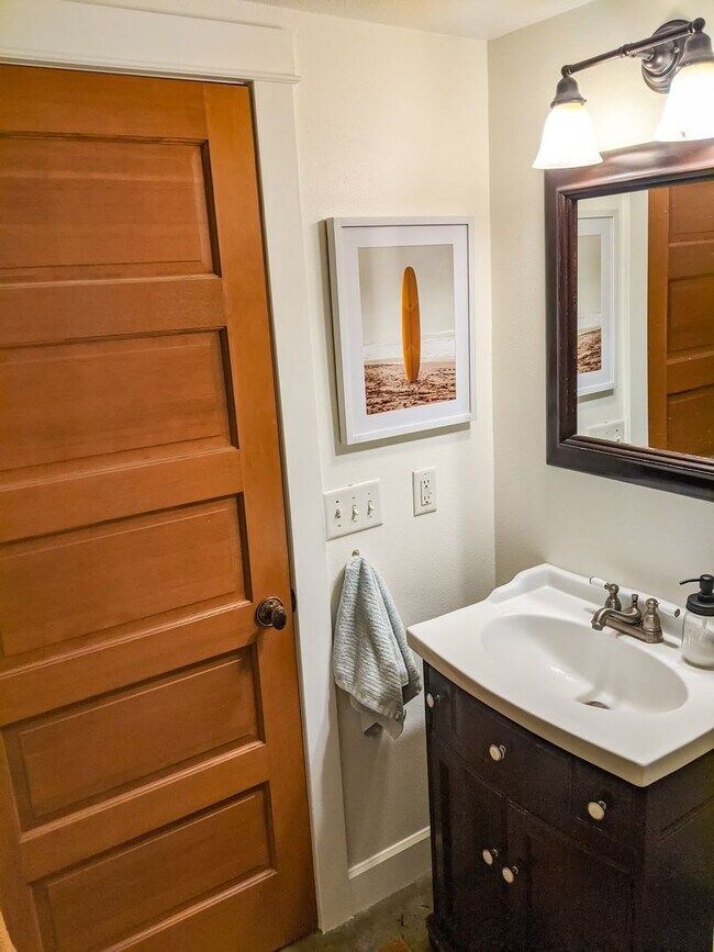 Building Photo - Furnished NW Alphabet district ground leve...