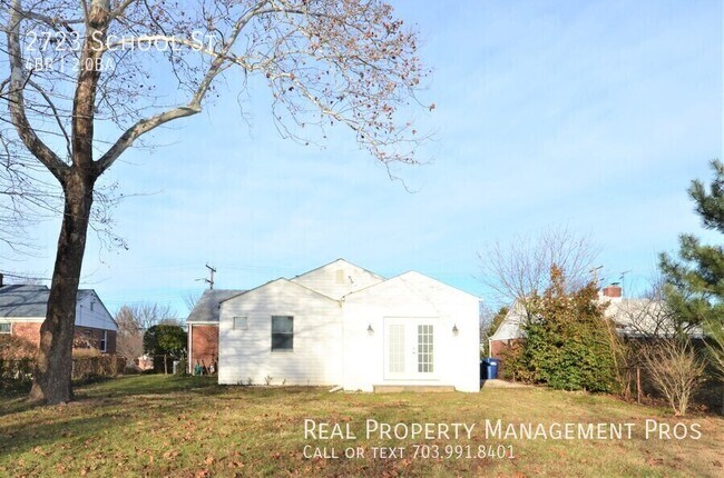 Building Photo - 2723 School St