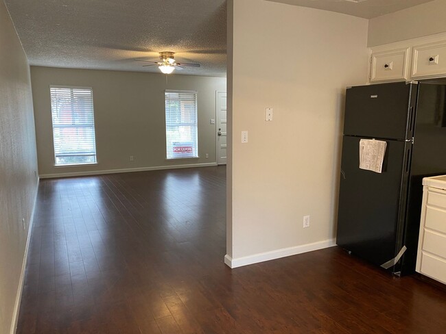 Building Photo - $1,635- New Reduced Price!  Millbrook & Sh...