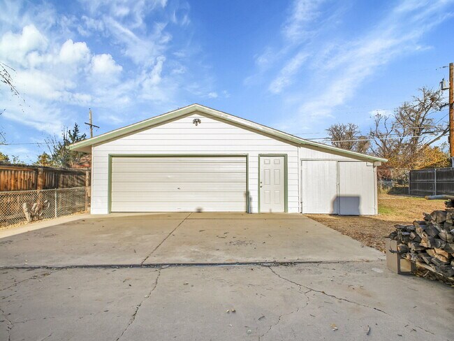 Building Photo - $2,245.95 - $300 OFF - First 2 Months'Rent - 3 Bedrooms, 1.5 Bathrooms, Single Family Home in Aur...