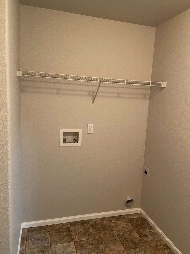 Building Photo - Newly Updated 3Bed/3Bath Townhome Near Ft Carson!