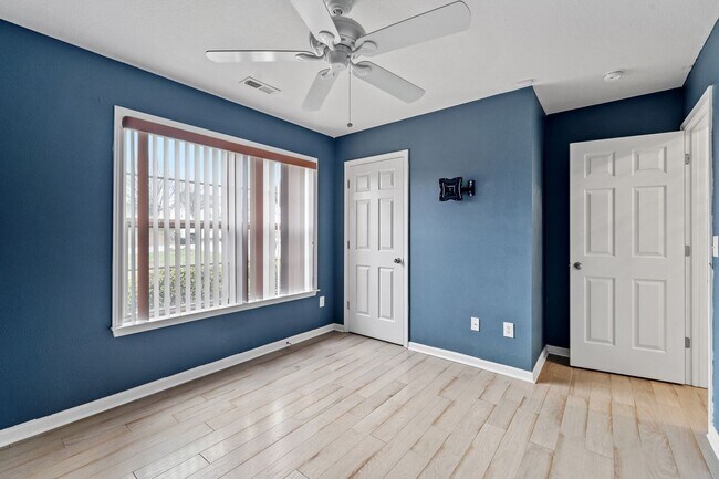 Building Photo - Amazing Home on Large Lot/3-BD 2-BTH in Ly...