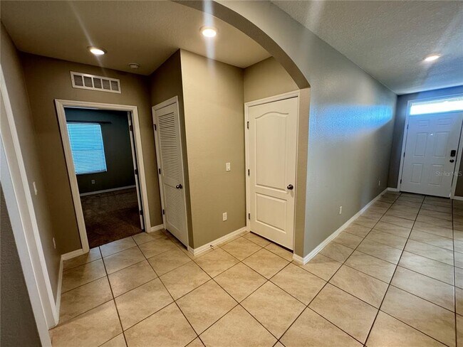 Building Photo - 404 Tanglewood Dr