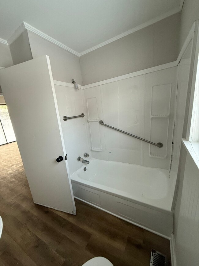 Building Photo - 210 Laurison St