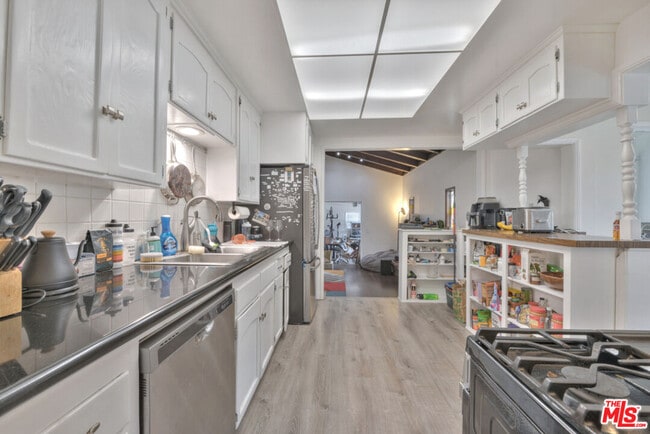 Building Photo - 4905 Coolidge Ave