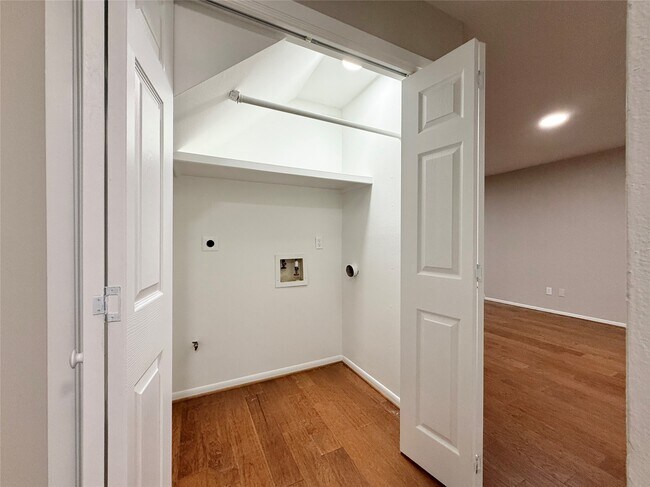 Building Photo - 22 Sawmill Grove Ln