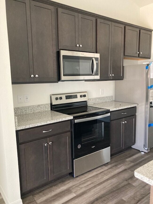 Building Photo - Like new 3/2/2 with screened in porch! Located close to the beach, shopping, parks and so much mo...