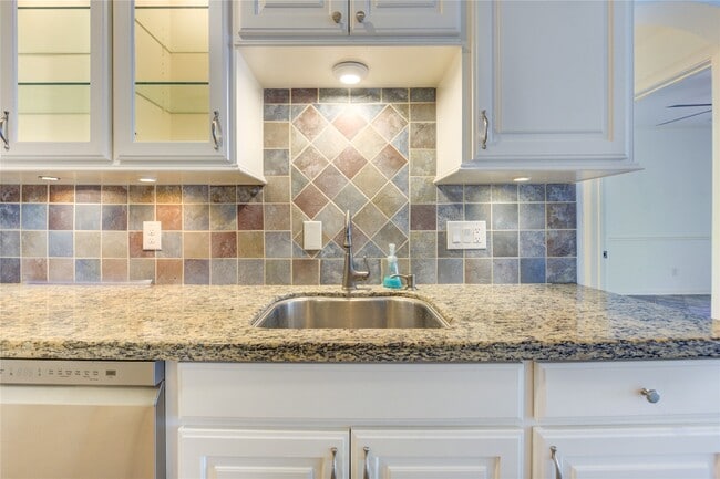 Building Photo - 401 Lakeside Ln