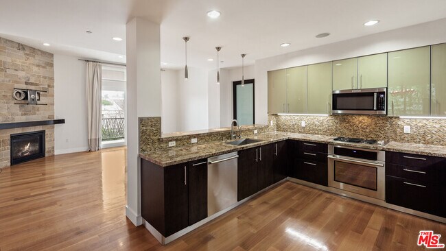 Building Photo - 1304 S Roxbury Dr