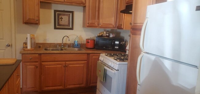 Building Photo - Handicap Accessible 2 bd, 2 ba - Beautiful...