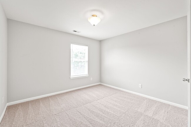 Building Photo - Move-in Ready (Fresh Paint, New Carpet!)