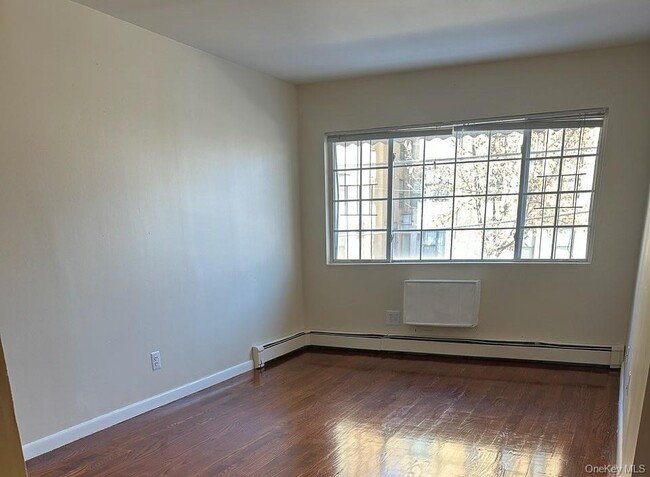 Building Photo - 858 E 175th St